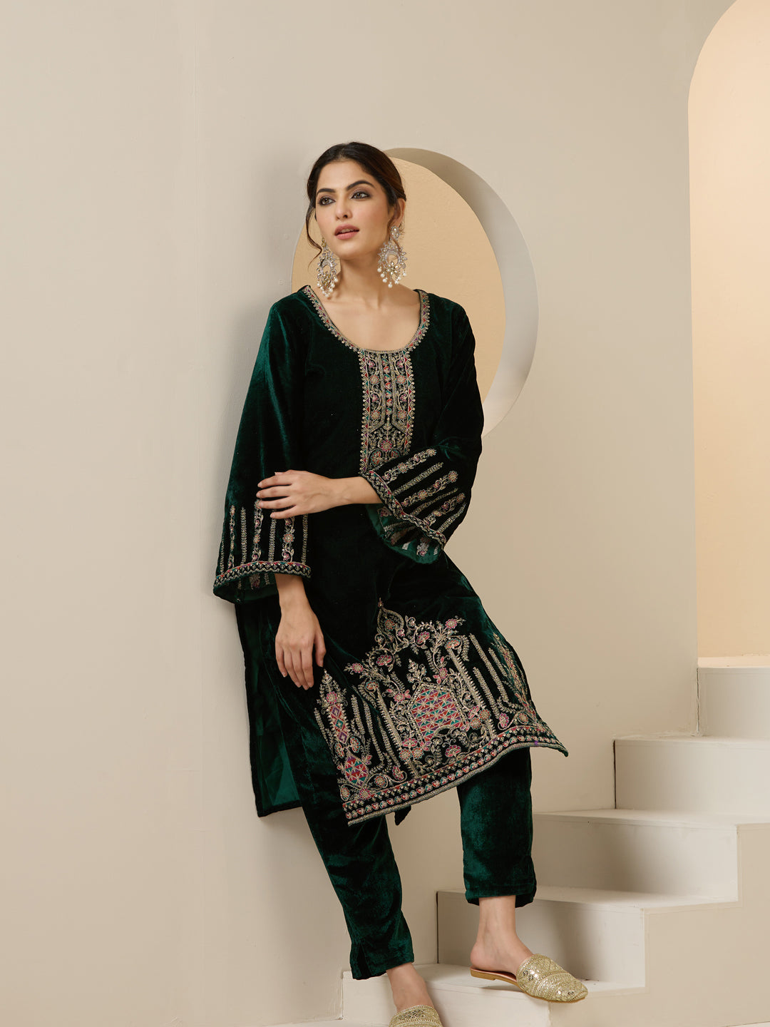 Green Velvet Zari Embroidered Straight Kurta Set With Straight Bottom