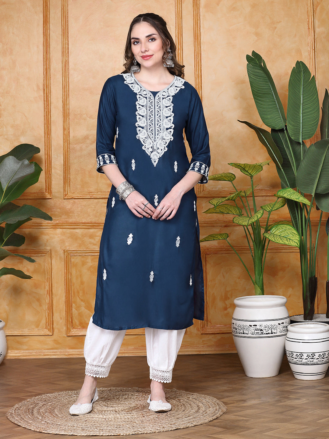 Ishin Women's Ethnic Motifs Embroidered Thread Work Straight Kurta