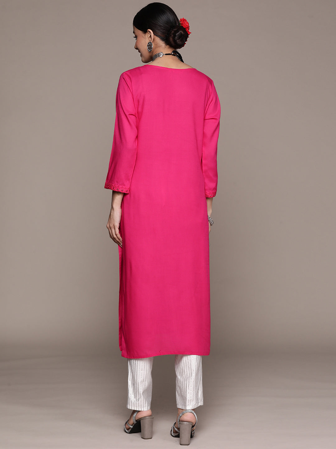 Ishin Women's Magenta Embellished Straight Kurta