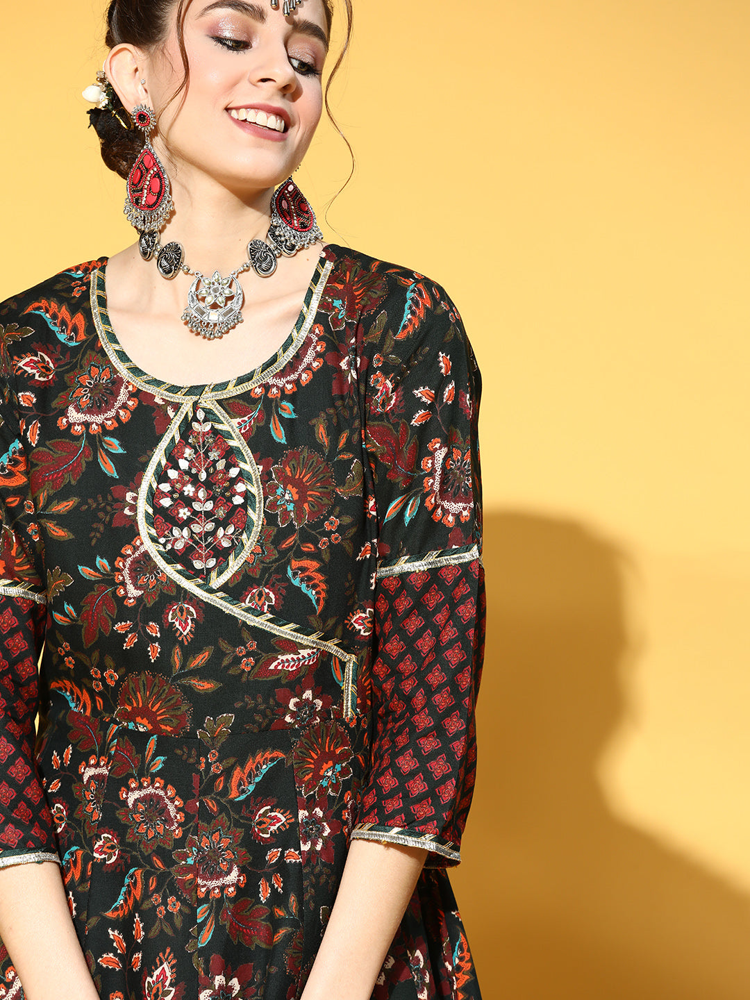 Ishin Women's Cotton Blend Green Embroidered Anarkali Kurta