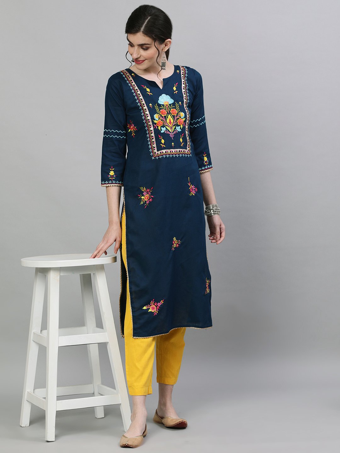 Ishin Women's Cotton Green Embellished Straight Kurta