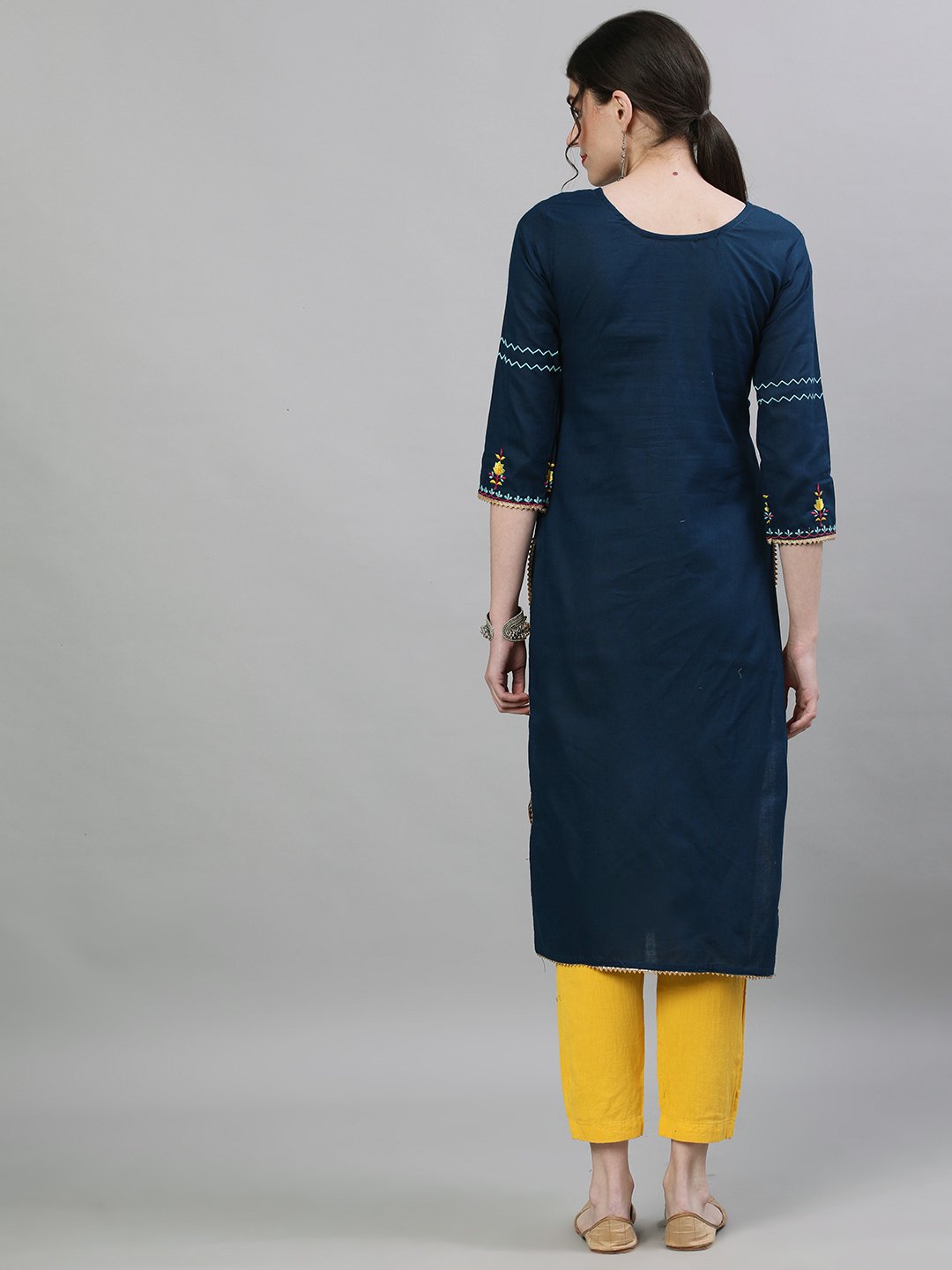 Ishin Women's Cotton Green Embellished Straight Kurta
